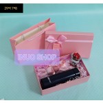 Caja con bolsa para regalo con lazo rosa